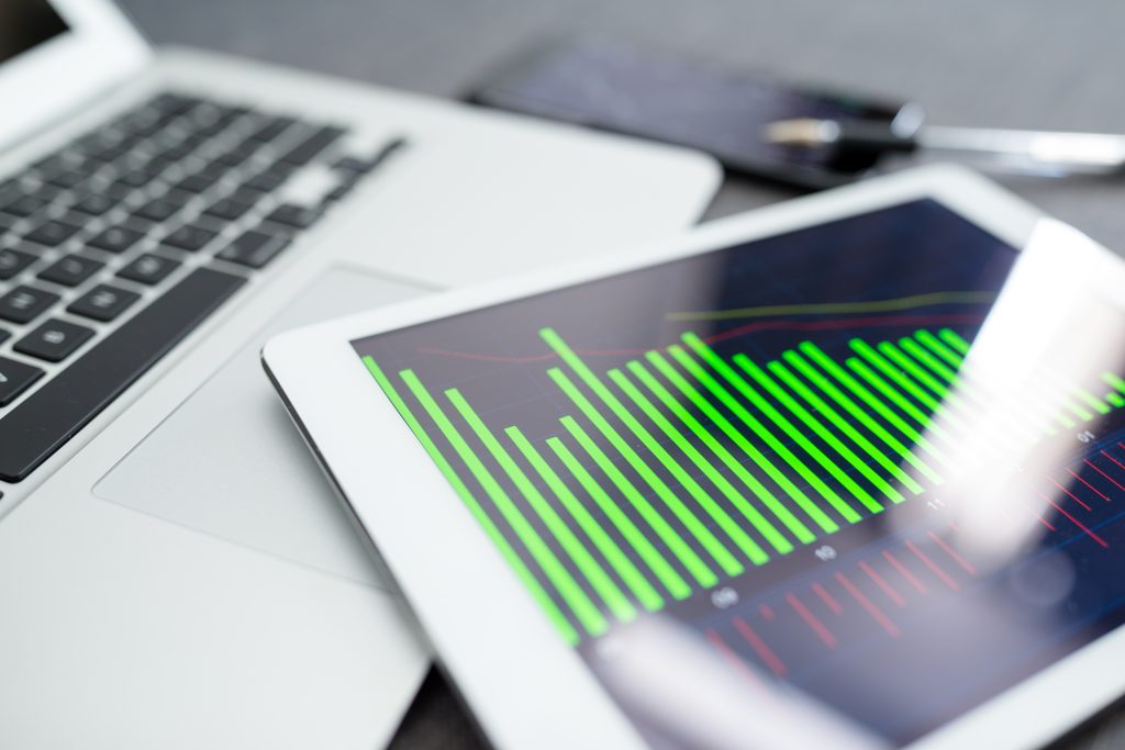 Tablet üzerinde iş analitiği veri görselleştirme — Swonie Analitik
